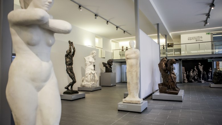 Langenzersdorf Museum, © LEMU / Landessammlungen NÖ / Schultz + Schultz Innenansicht des Langenzersdorf Museums mit mehreren Skulpturen.