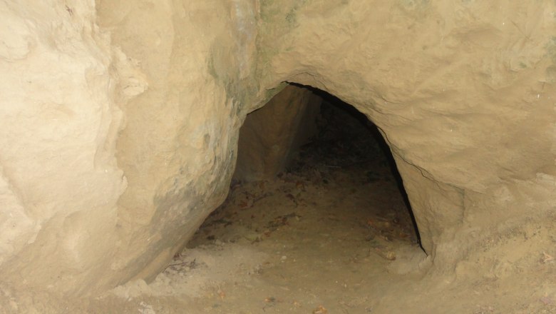 Schwedenhöhlen, © Gemeinde Harmannsdorf Eingang zu einer kleinen Höhle in sandigem Gestein.