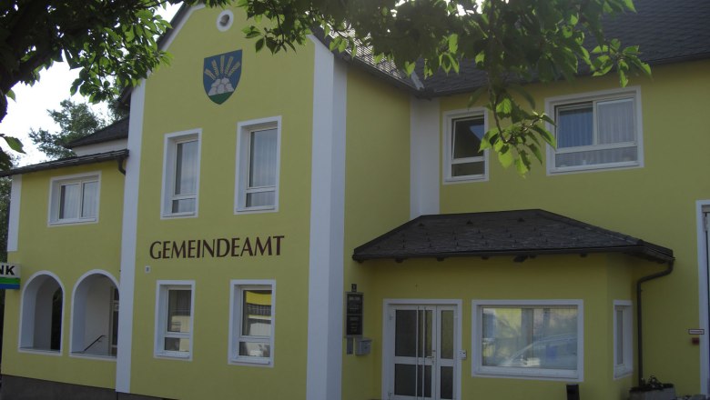 Gemeindeamt, © Gemeinde Leitzersdorf Gelbes Gebäude mit der Aufschrift 'GEMEINDEAMT' und einem Wappen darüber.