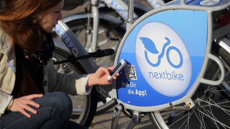 Radverleih Nextbike, © Leader-Region Weinviertel / Lahofer Frau scannt QR-Code an einem Nextbike-Fahrrad mit ihrem Smartphone.