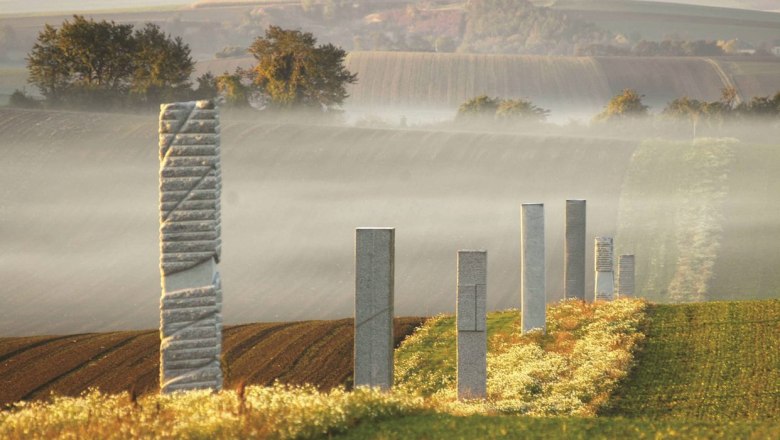 Steinskulpturen in einer nebligen Landschaft bei Harmannsdorf.