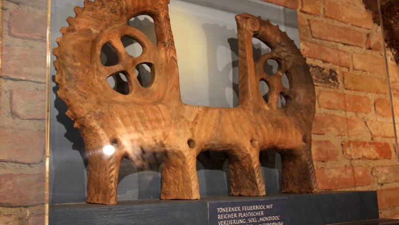 Tonerner Feuerbock mit Verzierungen im Bezirksmuseum Stockerau.
