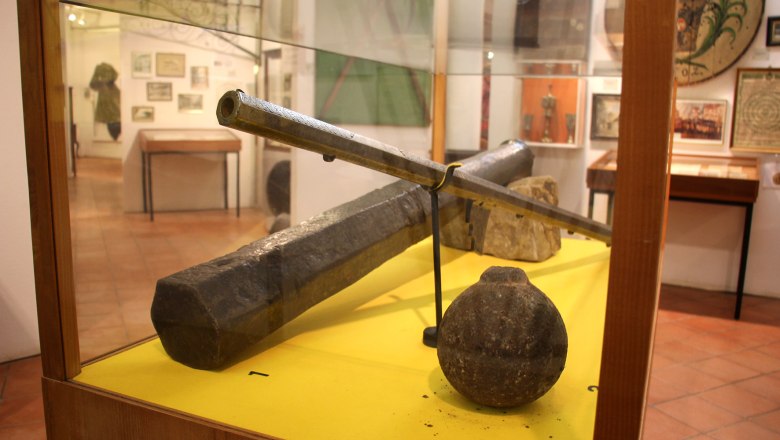 Ausstellungsstück im Bezirksmuseum Stockerau mit alten Waffen und Artefakten.