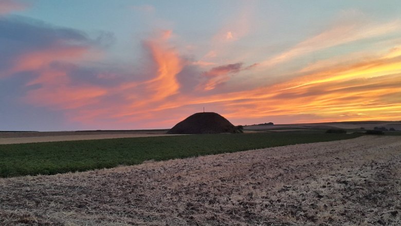 Tumulus bei Sonnenuntergang, &copy; LEADER-Region Weinviertel / Lahofer