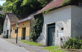 Kellergasse mit alten Geb&auml;uden und Laterne in Bisamberg.